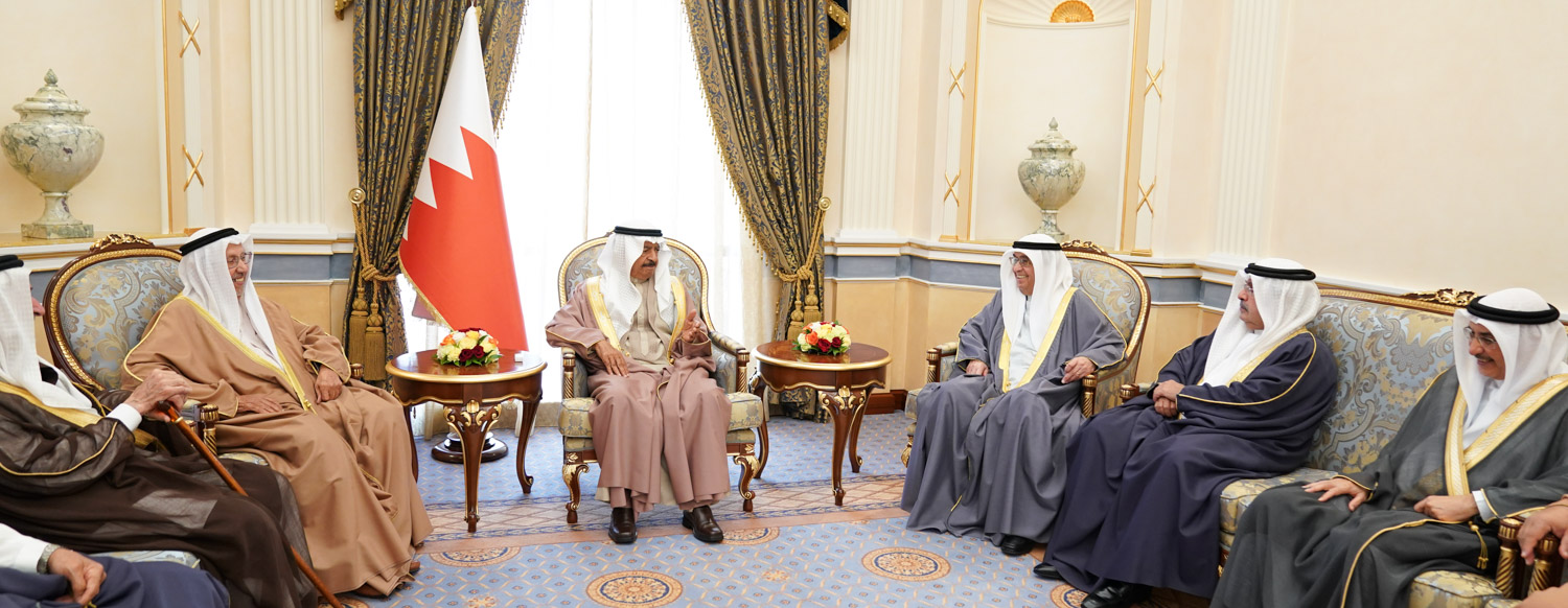 HRH Premier receives Royal Family members | Bahrain News Agency